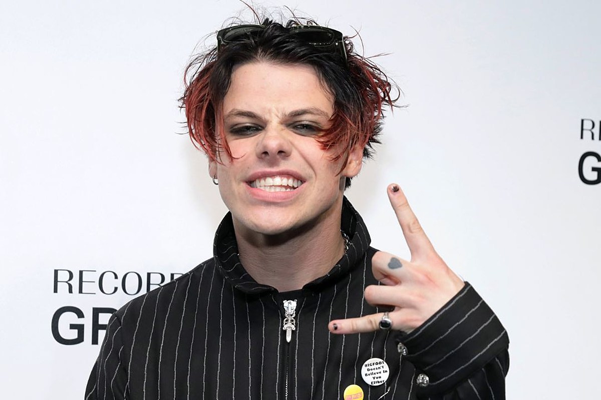 Yungblud продает ожерелья из использованной жевательной резинки