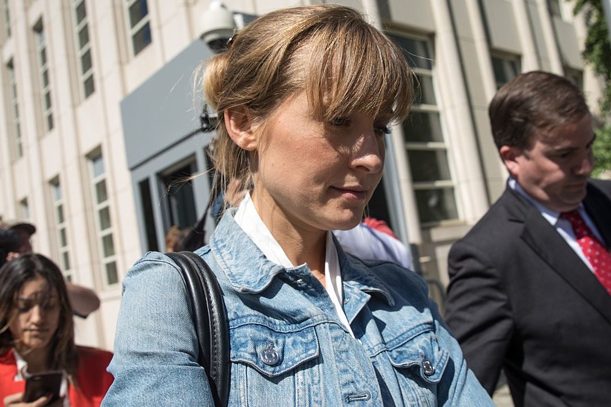 Почему участница NXIVM Эллисон Мак была досрочно освобождена из тюрьмы?