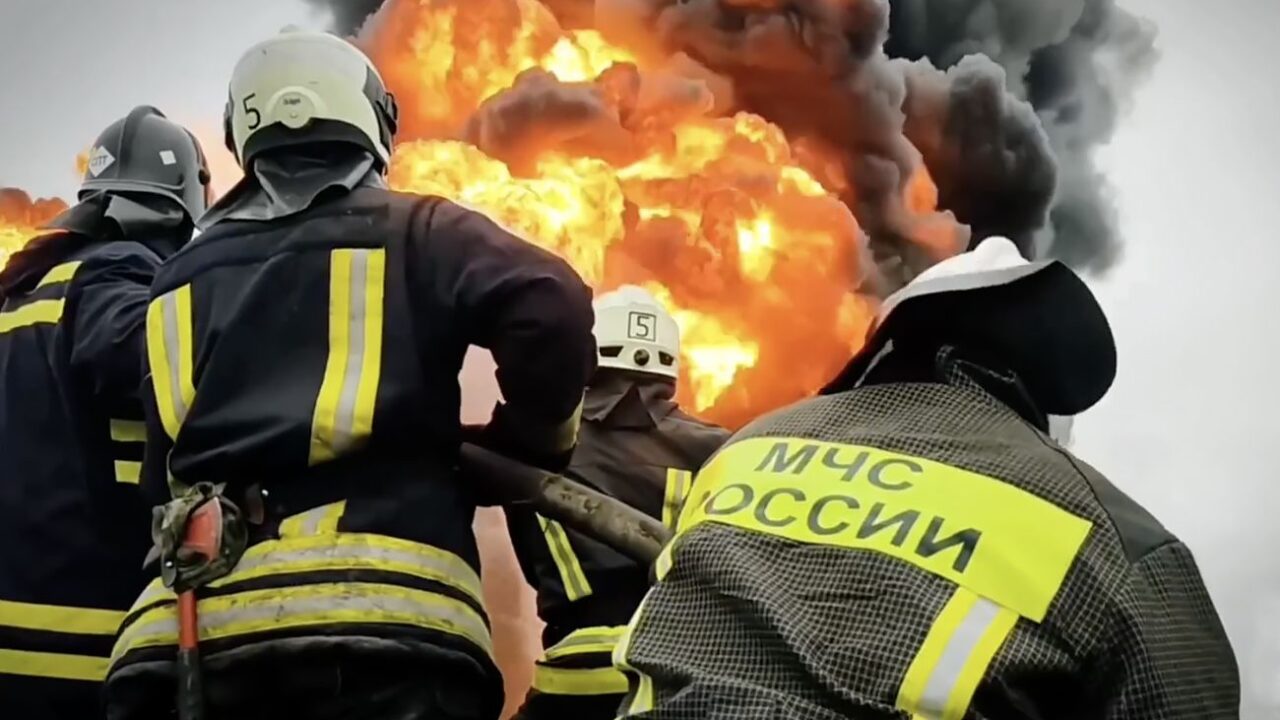 Российские регионы пережили ночную волну беспилотных атак: мосты перекрывали, пожары гасили