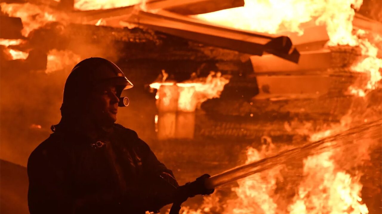 Масштабная атака дронов в оккупированном Енакієве: взрывы и пожары в городе