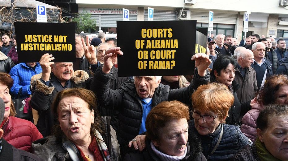 США воздерживаются от комментариев по делу о коррупции в Албании, в то время как страна возвращает в должность заместителя премьер-министра, обвиняемого в коррупции