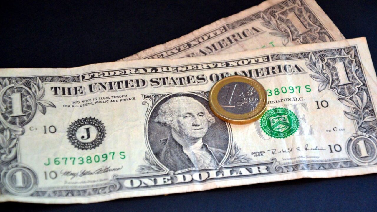 Долар під загрозою рекордного річного падіння з 2017 року, — Reuters