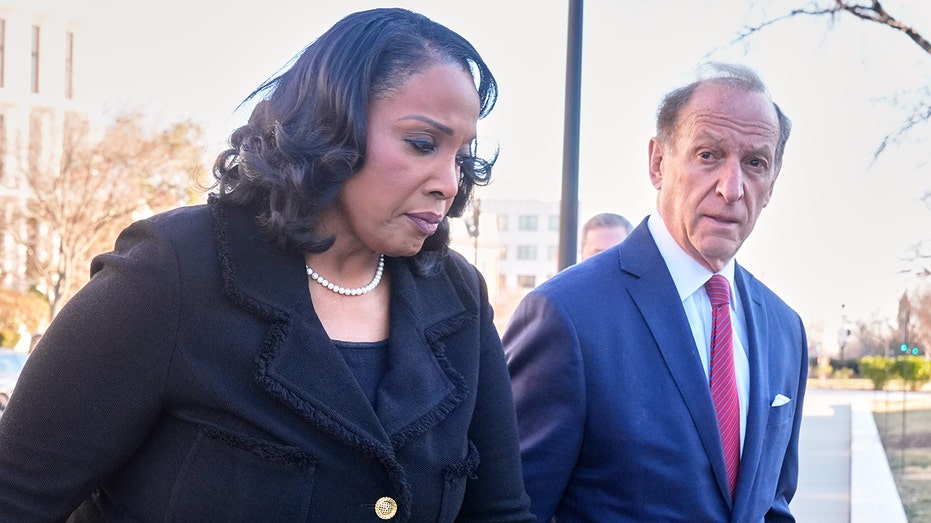 Верховный суд США поддерживает сохранение Лизы Кук в составе Совета Федеральной резервной системы несмотря на попытки Трампа уволить ее