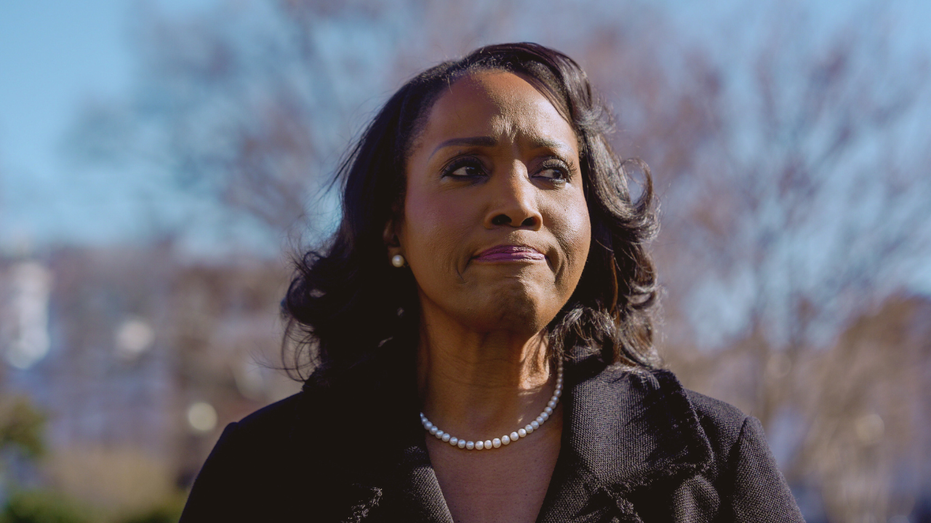 Председатель ФРС Джером Пауэлл предупредил о возможных последствиях дела Лизы Кук в Верховном суде для независимости центробанка