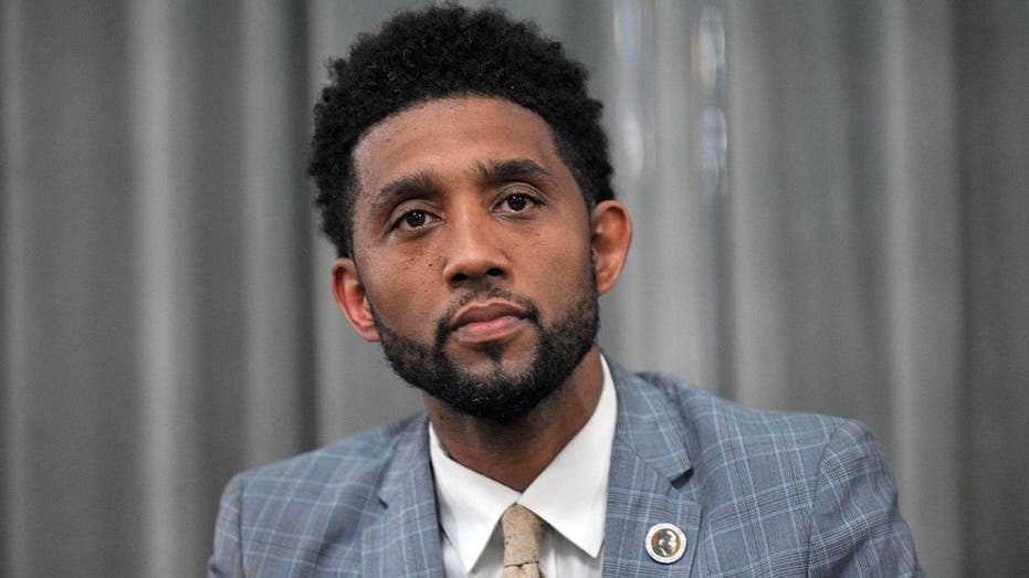 Мэр Балтимора Брэндон Скотт обвиняет журналиста в расизме во время конфликта по поводу дорогого служебного автомобиля