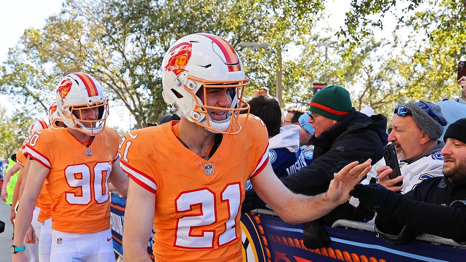 Игроки хоккейной команды Lightning в полном экипаже в форме Buccaneers перед матчем на открытом воздухе в Тампе