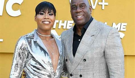 Эдж Джонсон глубоко погружается в карьеру и влияние сына восходящей звезды Мгик в коричневом мини-платье