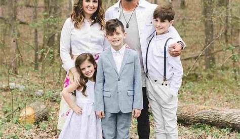 Исследуя жизнь и наследие семьи Стивена Фуртика, глубоко погружает свой собственный мир в богатую жизнь