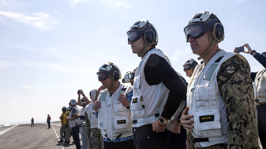 США усиленно демонстрируют военную готовность на фоне напряженности с Ираном и переговоров в Омане